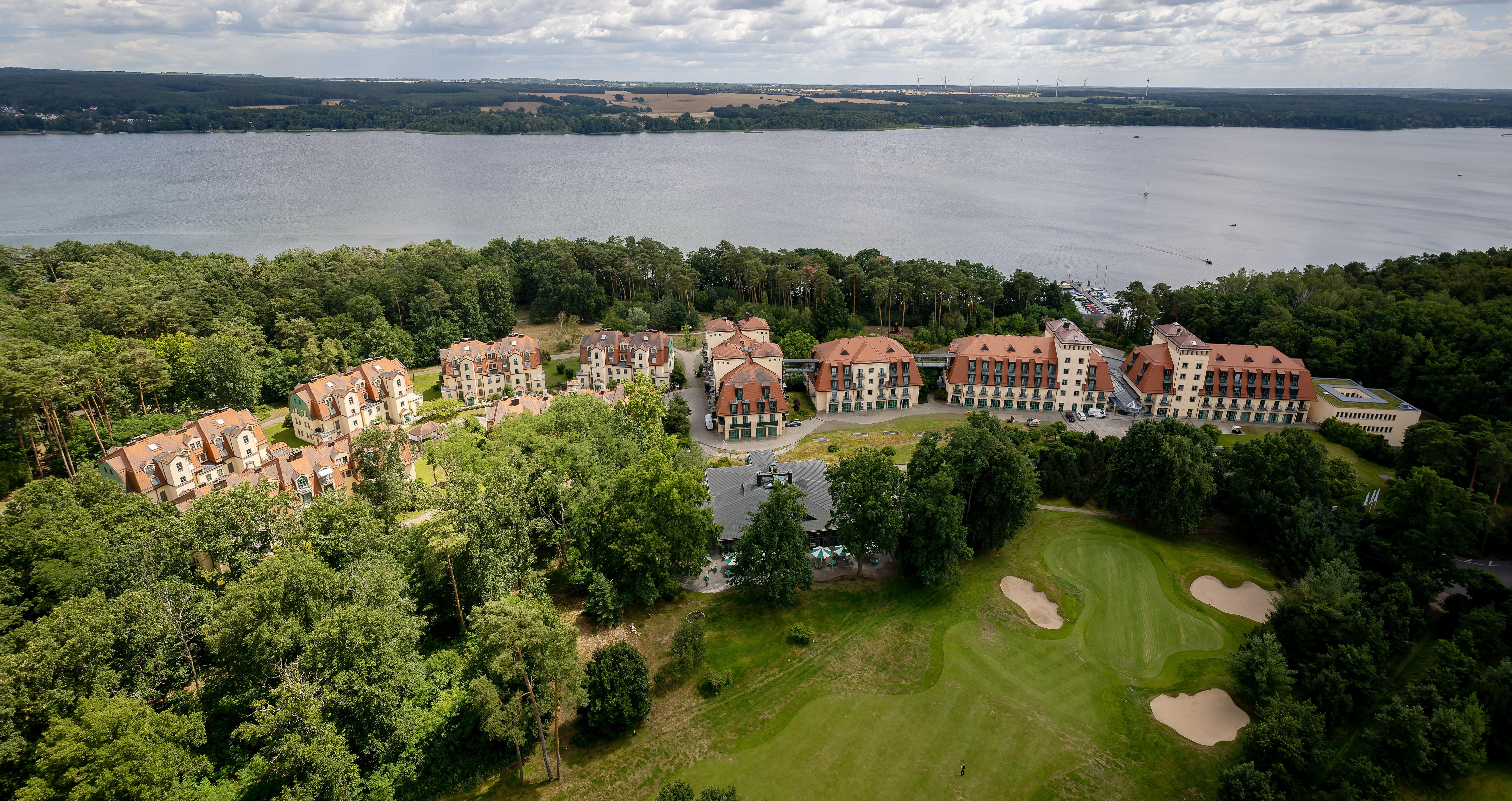 Precise Resort บาดซาโรว์ ภายนอก รูปภาพ Aerial view of the golf course
