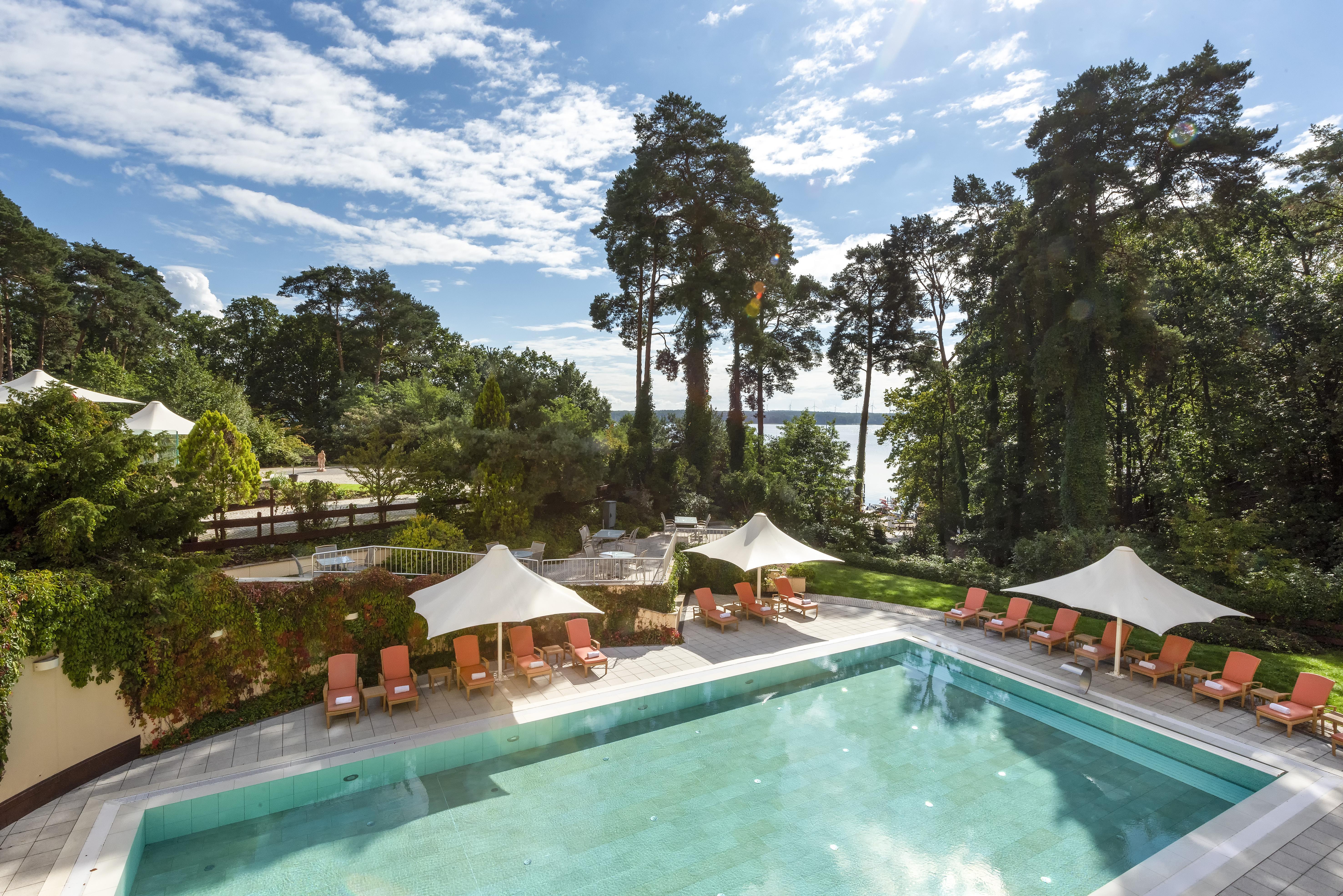 Precise Resort บาดซาโรว์ ภายนอก รูปภาพ The swimming pool at the Hotel