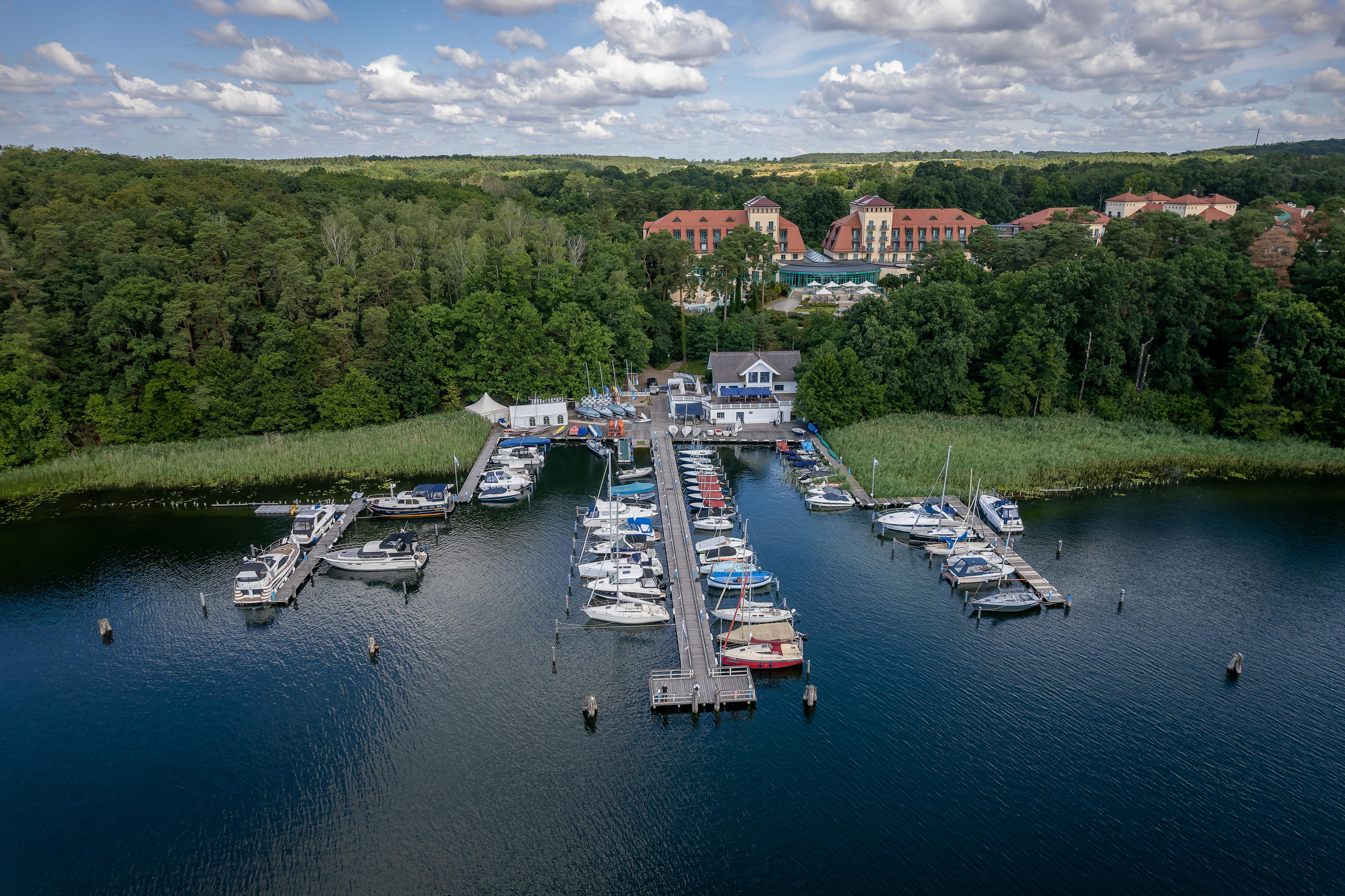 Precise Resort บาดซาโรว์ ภายนอก รูปภาพ Aerial view of the marina