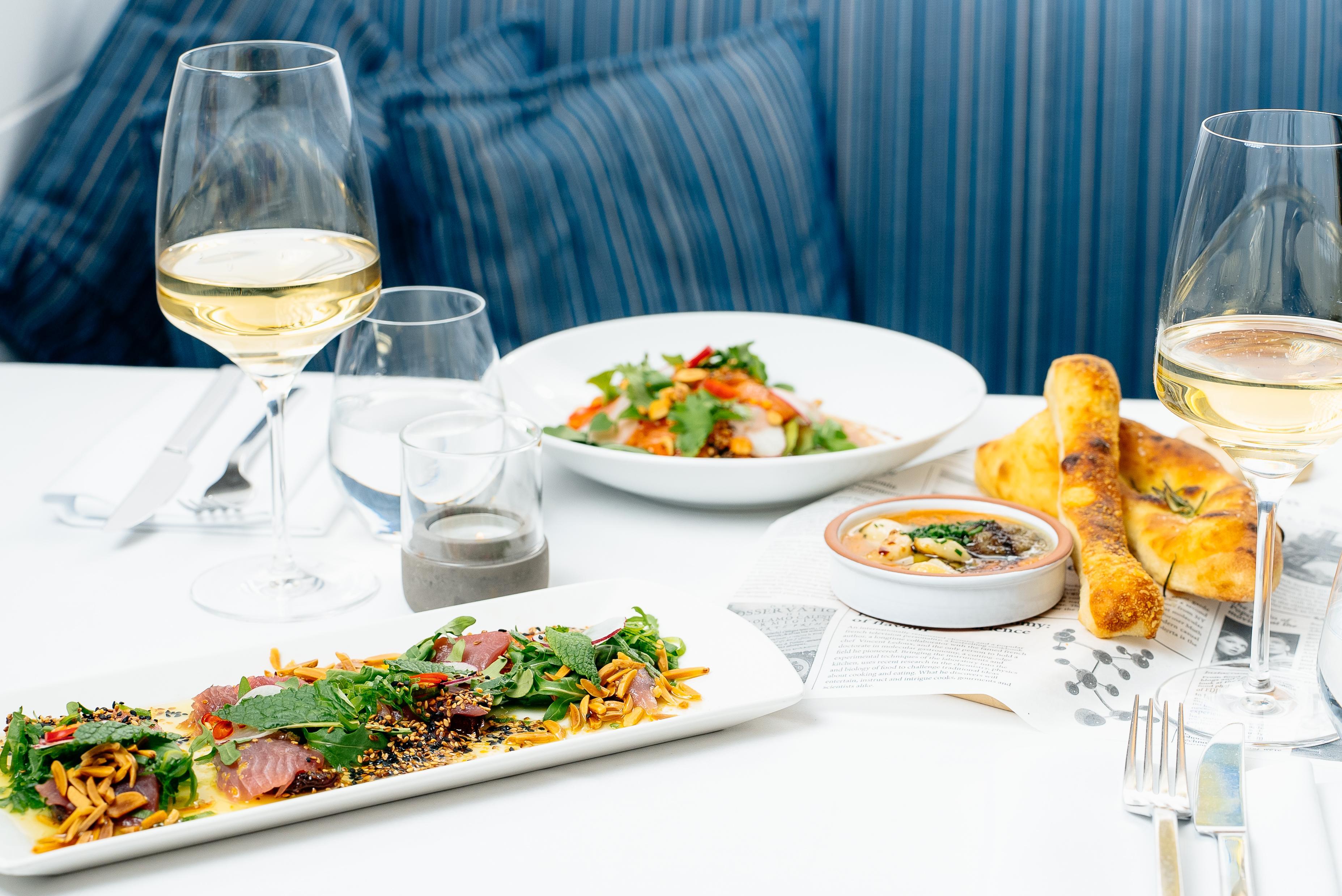 Precise Resort บาดซาโรว์ ภายนอก รูปภาพ Dishes at the restaurant
