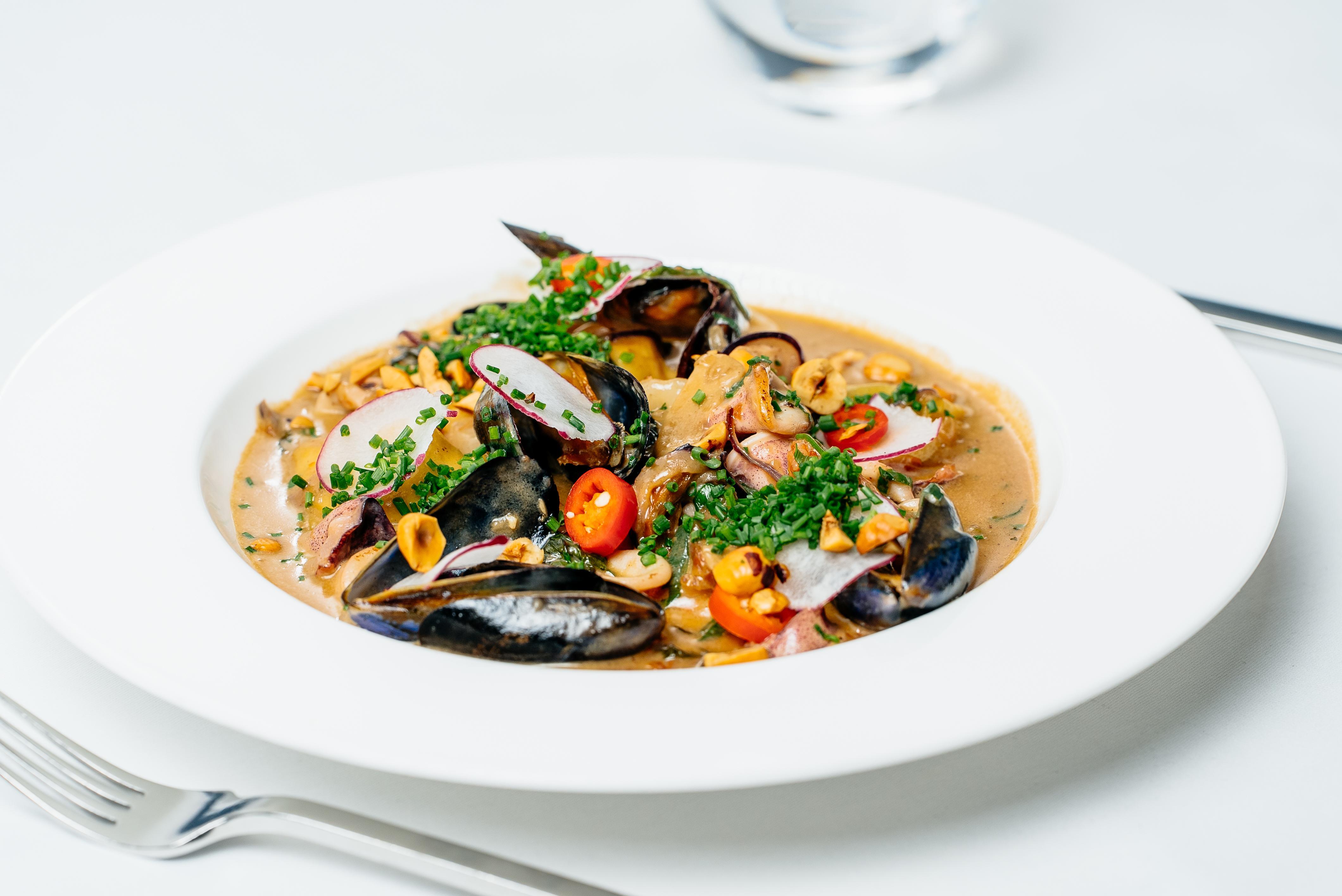 Precise Resort บาดซาโรว์ ภายนอก รูปภาพ A seafood stew